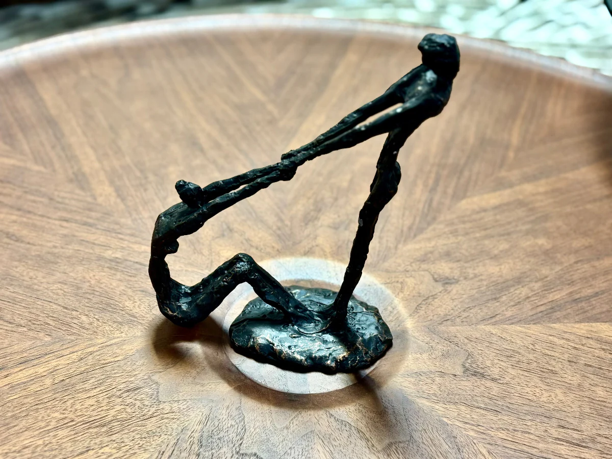 Helping Hands Couple Sculpture - Image 10