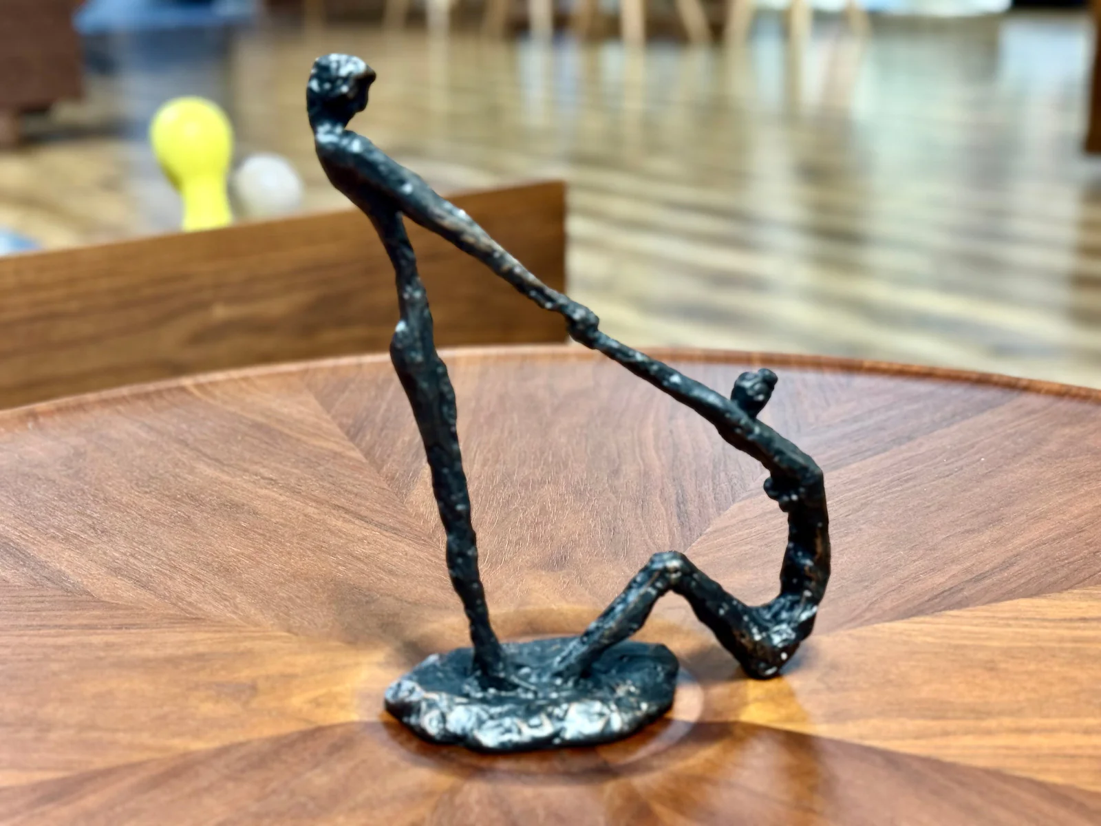 Helping Hands Couple Sculpture - Image 6